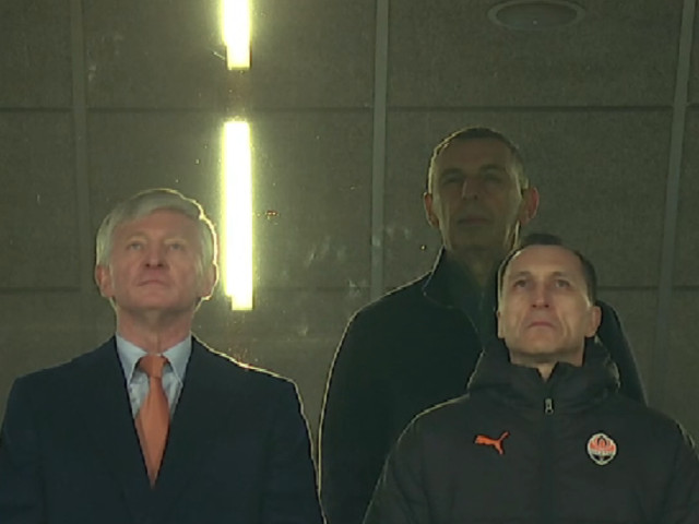 După o absență de 12 ani, Rinat Ahmetov, considerat cel mai bogat om din Ucraina, a fost surprins la București, unde a participat la priveghiul regretatului antrenor Mircea Lucescu