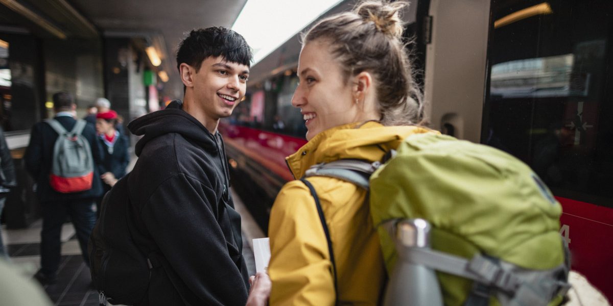 Comisia EUROPEANĂ oferă tinerilor români șansa de a călători gratuit în Europa Programul DiscoverEU, parte a ERASMUS+, revine cu o nouă rundă de înscrieri, oferind tinerilor oportunitatea de a explora Europa fără costuri