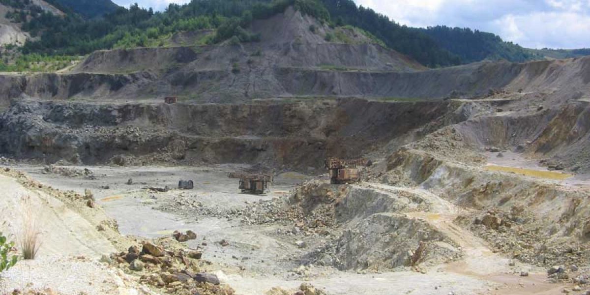 Zeci de ONG-uri acuză abuzul legii de expropriere pentru minerit adresat Ursulei von der Leyen