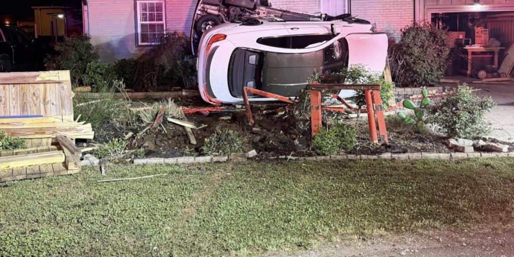 Accident în Murfreesboro: O persoană, la spital după ce o mașină a lovit o casă