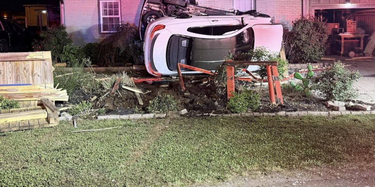 Accident în Murfreesboro: O persoană, la spital după ce o mașină a lovit o casă