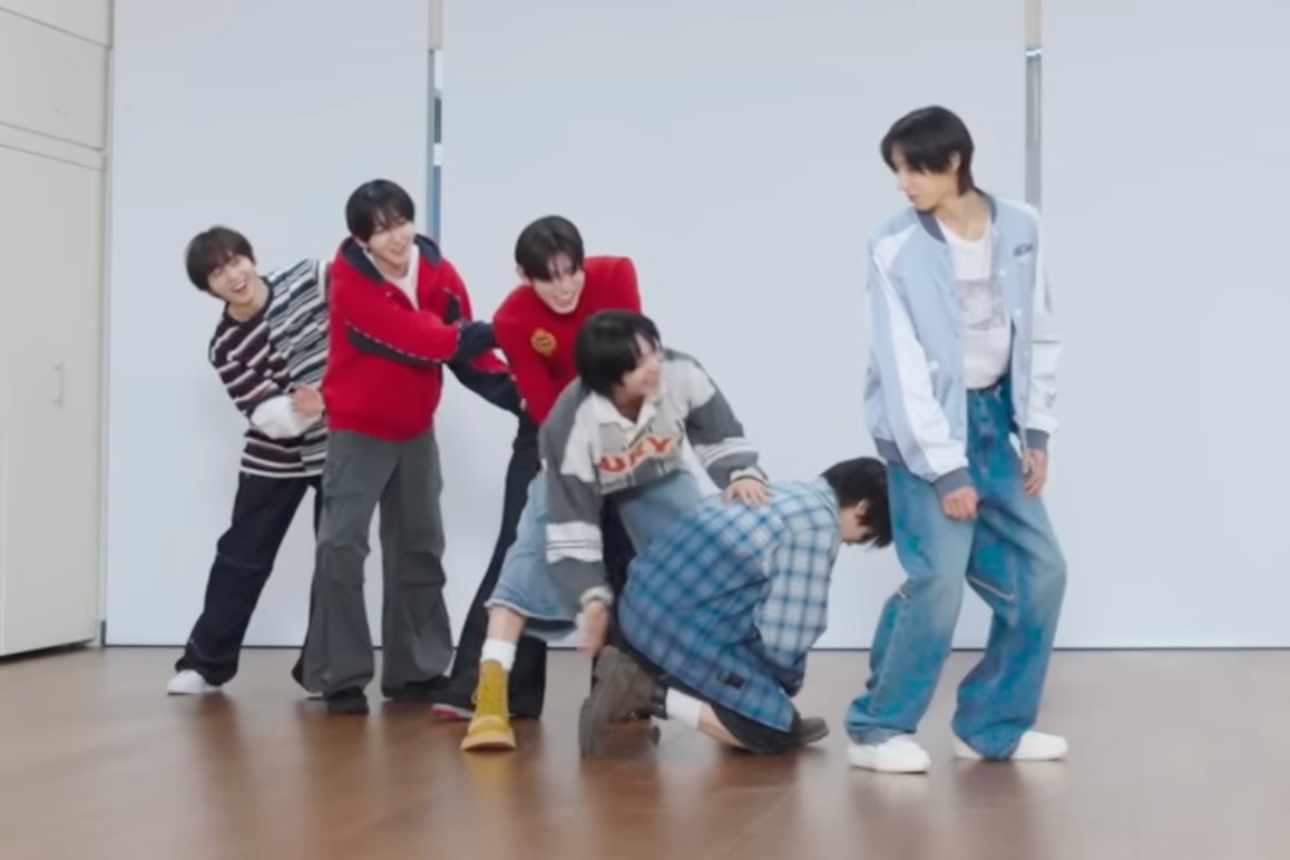 KickFlip, trupa de băieți de la JYP Entertainment, a lansat un videoclip de dans energic pentru piesa „Eye-Poppin’”, demonstrând o chimie de grup vibrantă