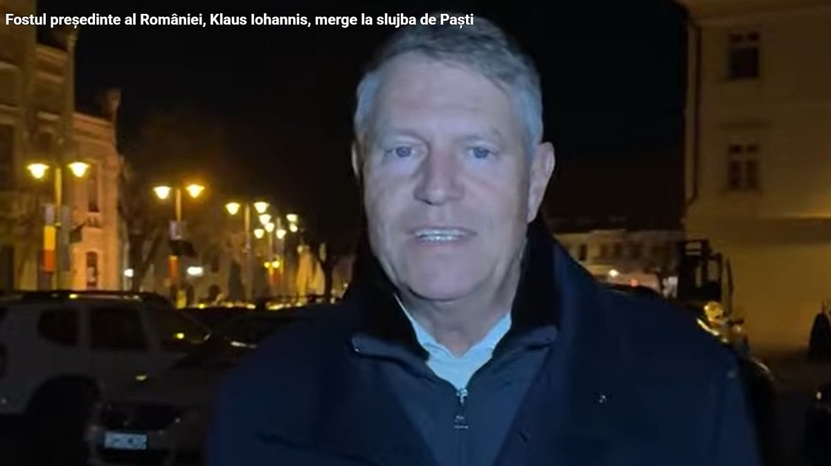 Fostul președinte Klaus Iohannis și soția sa, Carmen Iohannis, au fost prezenți sâmbătă seara la Biserica romano-catolică „Sfânta Treime” din Sibiu pentru a participa la slujba de Paști