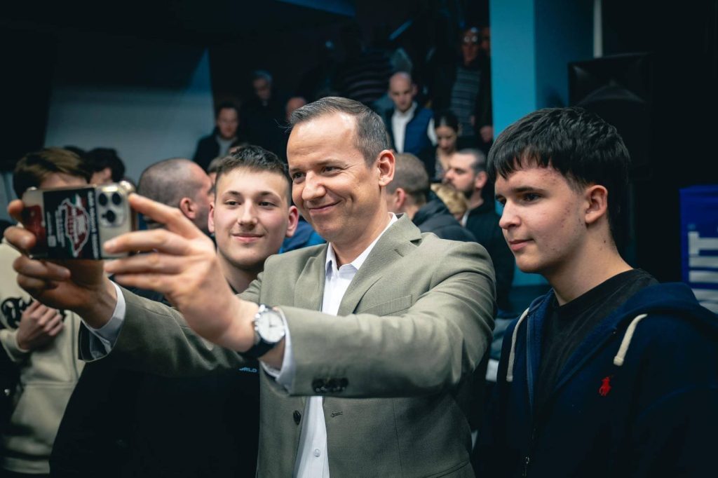 Sondajele de opinie din Ungaria prezintă o imagine fragmentată, cu rezultate favorabile fie partidului de guvernământ FIDESZ-KDNP, condus de premierul Viktor Orban, fie formațiunii TISZA, condusă de un fost aliat al acestuia