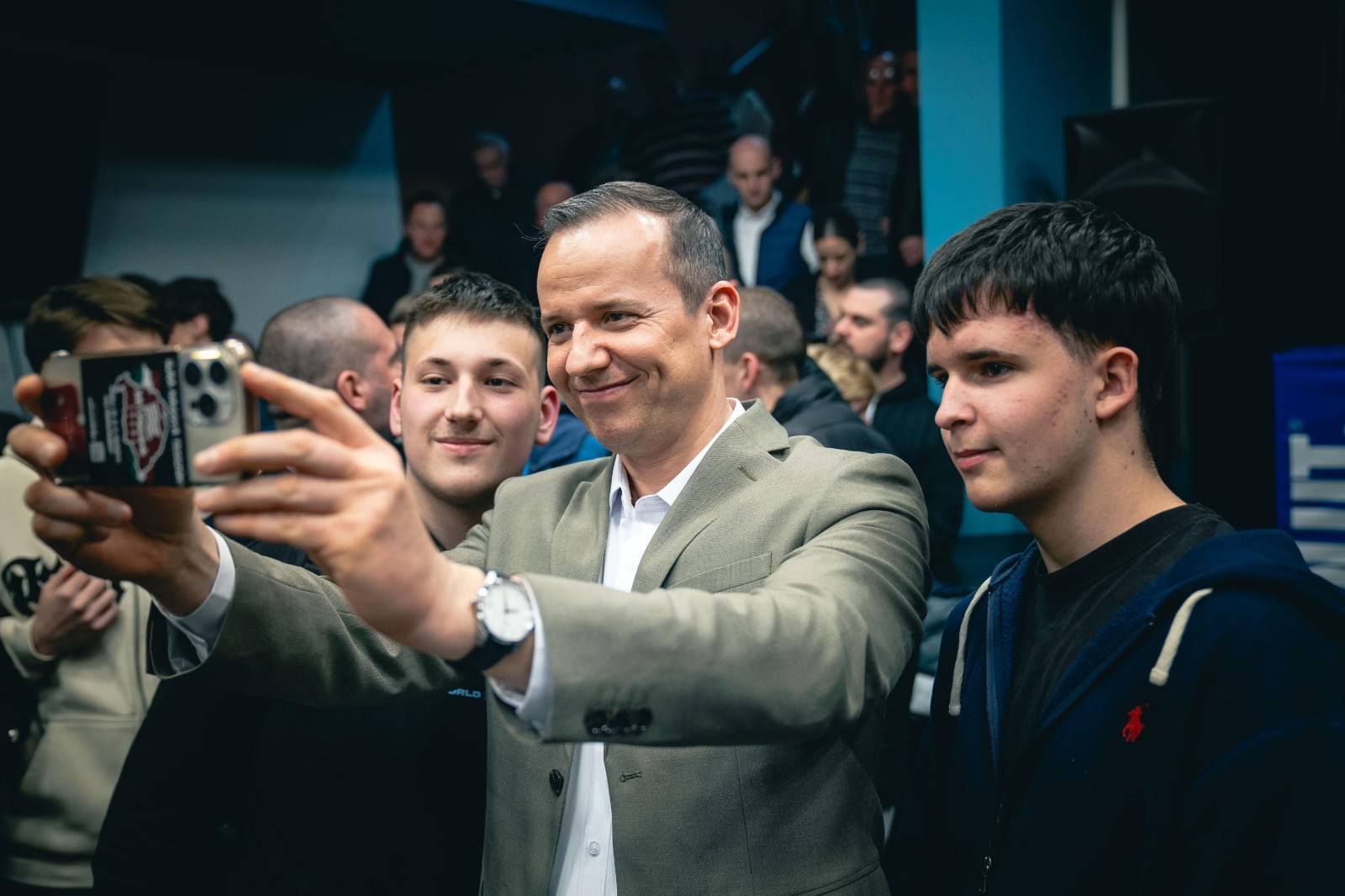 Sondajele de opinie din Ungaria prezintă o imagine fragmentată, cu rezultate favorabile fie partidului de guvernământ FIDESZ-KDNP, condus de premierul Viktor Orban, fie formațiunii TISZA, condusă de un fost aliat al acestuia