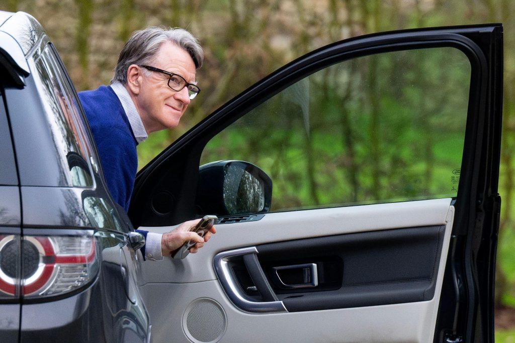 Mandelson, surprins cu pantalonii-n vine: Amenzi pentru urinare în public