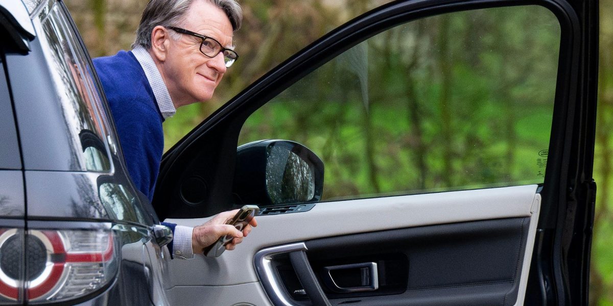 Mandelson, surprins cu pantalonii-n vine: Amenzi pentru urinare în public