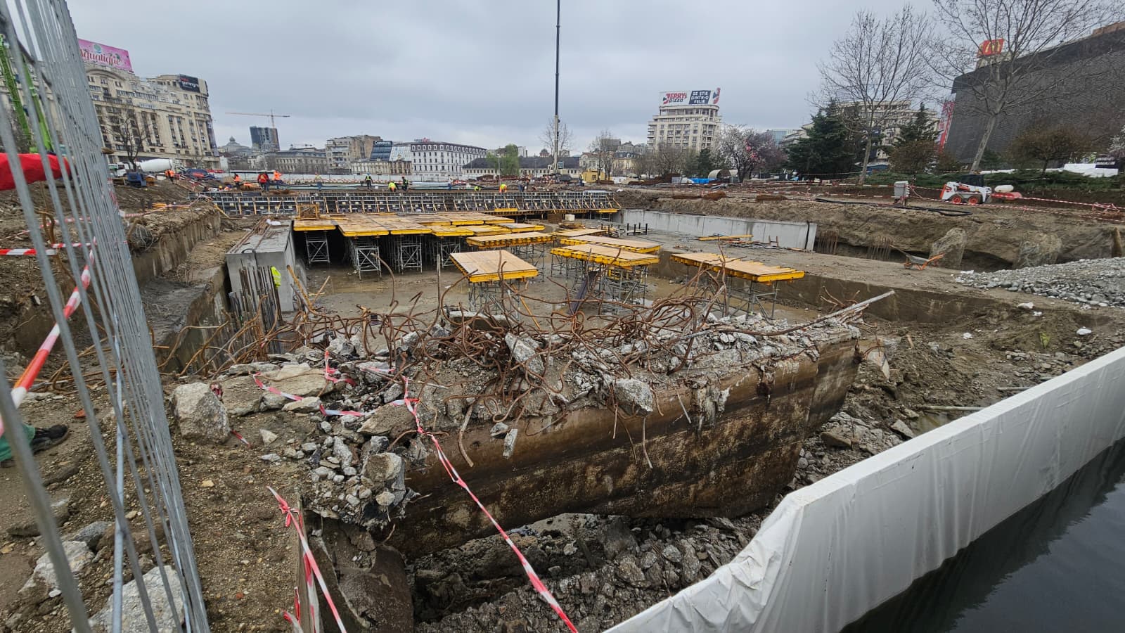 Lucrările de consolidare și reabilitare a planșeului de acoperire a râului Dâmbovița în zona Piața Unirii se scumpesc semnificativ, în urma unei recent adoptate hotărâri de modificare a indicatorilor tehnico-economici