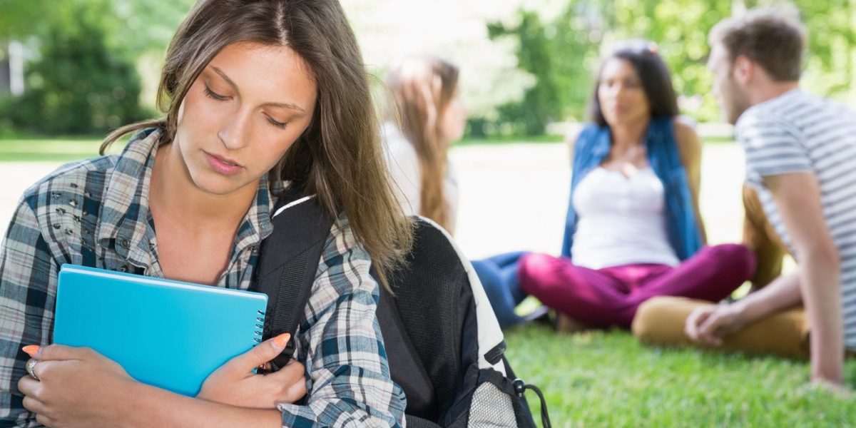 Singurătatea și sentimentul de izolare: diferențe și efecte asupra sănătății A fi singur și a te simți singur nu sunt același lucru