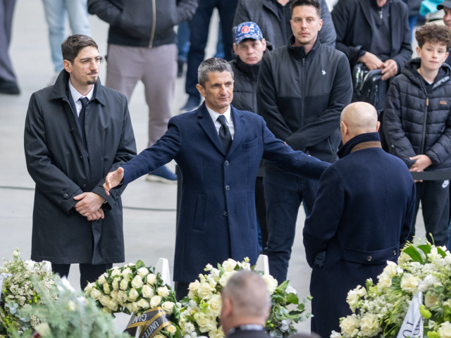 Grecii, dezamăgiți: Răzvan Lucescu, acuzat că nu i-a lăsat să participe la înmormântarea lui Mircea Lucescu Decizia lui Răzvan Lucescu de a nu permite unor persoane apropiate de conducerea echipelor grecești să participe la înmormântarea legendarului Mircea Lucescu a stârnit controverse