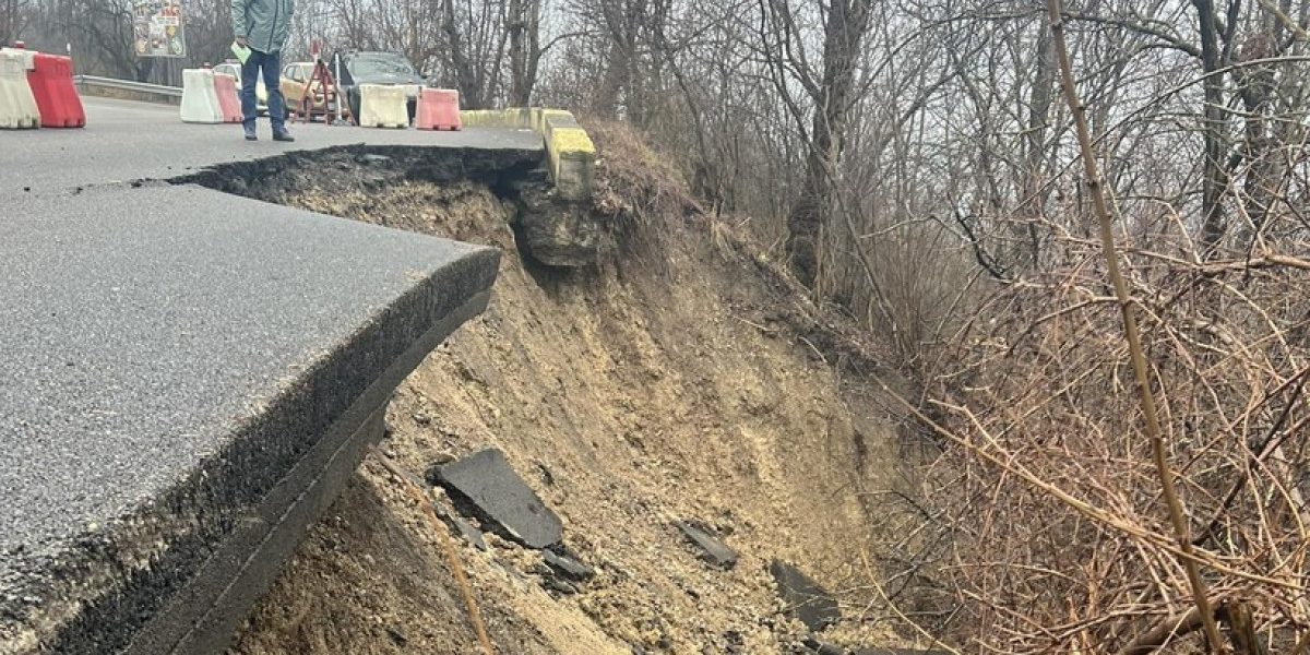 Drum închis de trei luni între Câmpina și DN1: Localnicii, ocoluri zilnice, lucrări blocate