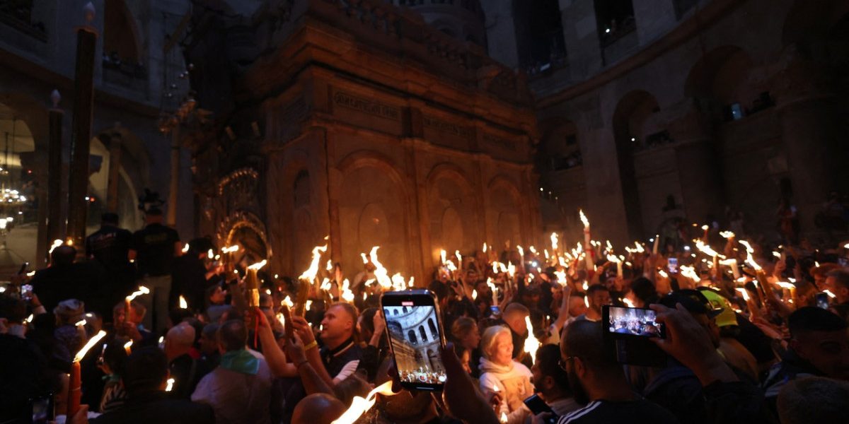 Sfânta Lumină ajunge azi în România, de la Ierusalim. Măsuri de securitate sporite