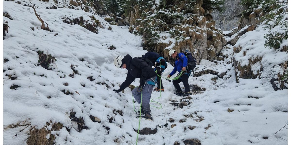 Doi turiști salvați în Piatra Craiului: Misiune dificilă pentru jandarmi pe gheață