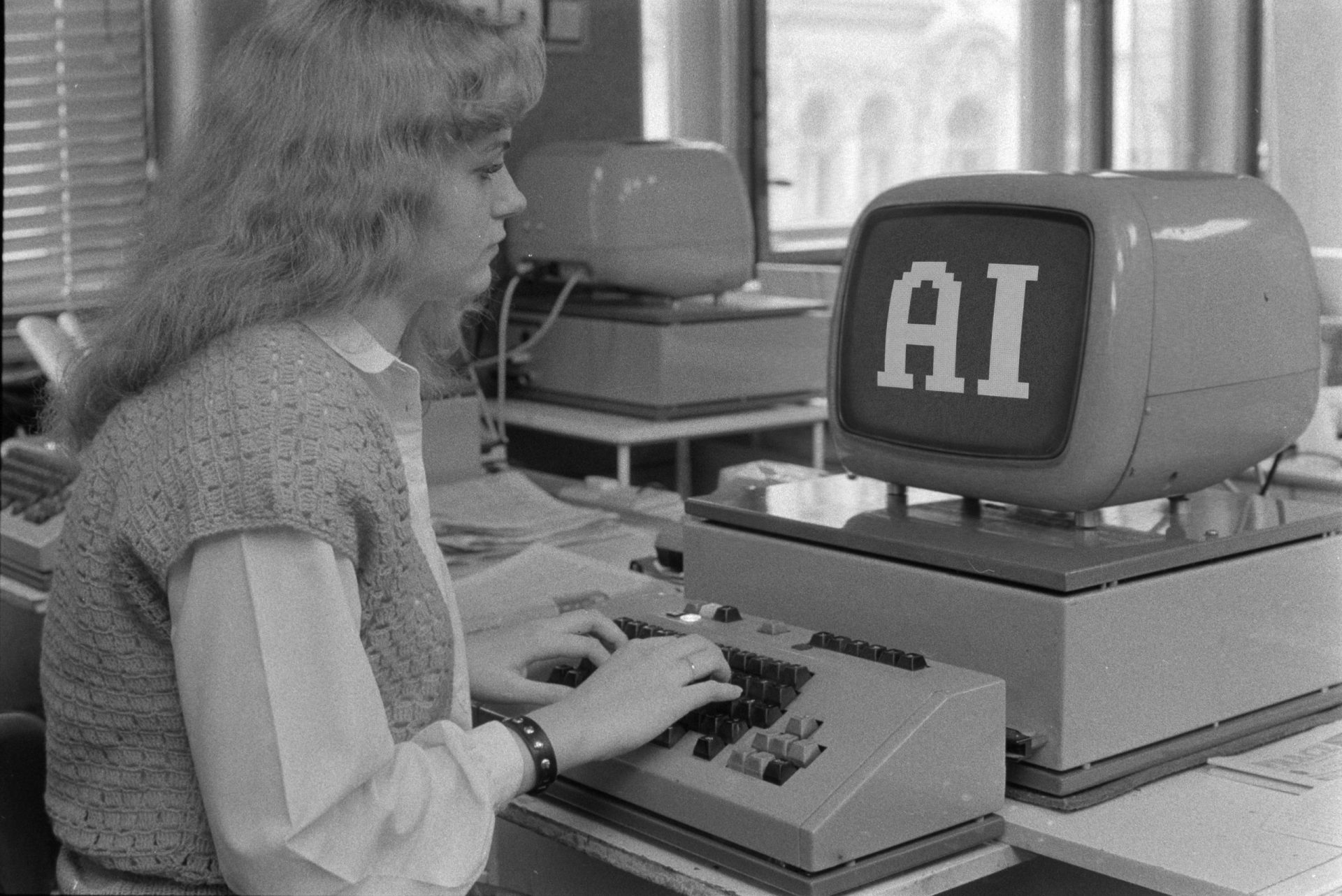 Marile companii acordă o atenție tot mai crescută integrării inteligenței artificiale în structura de management, ceea ce le permite să reducă treptat numărul de posturi de middle management și să reorganizeze fluxurile decizionale