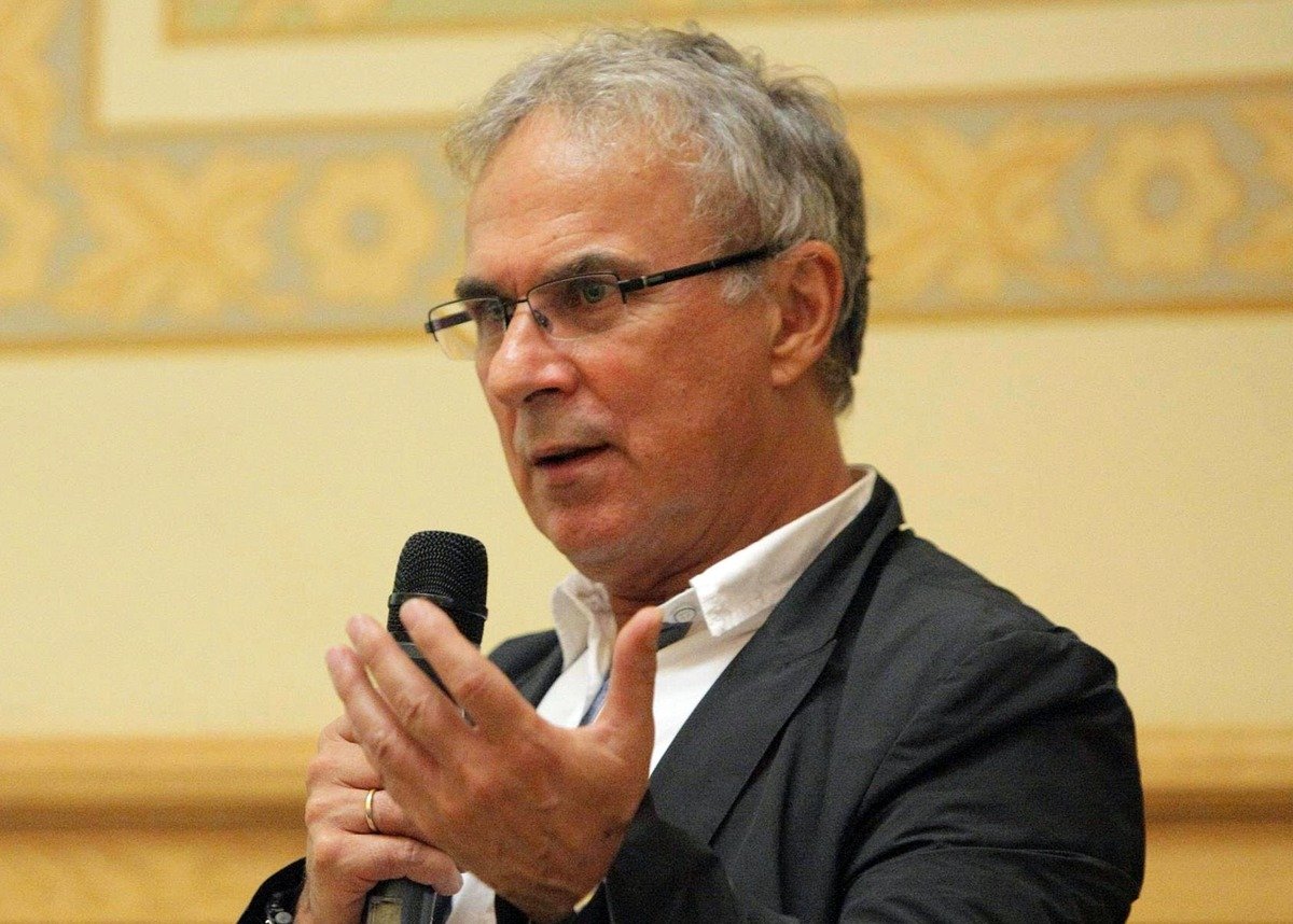 Andruh, președintele Academiei Române, vrea sancțiuni pentru plagiat: ”Și conducătorii!”