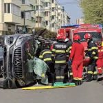 Mașină răsturnată pe un bulevard din Arad. O șoferiță a fost a ajuns la spital -