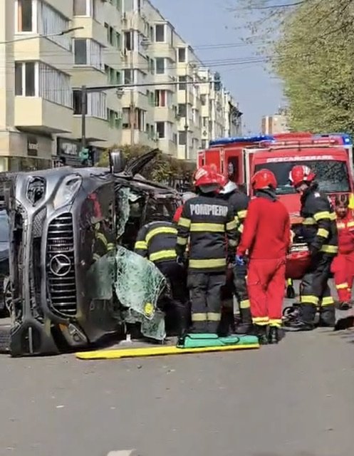 Mașină răsturnată pe un bulevard din Arad. O șoferiță a fost a ajuns la spital -