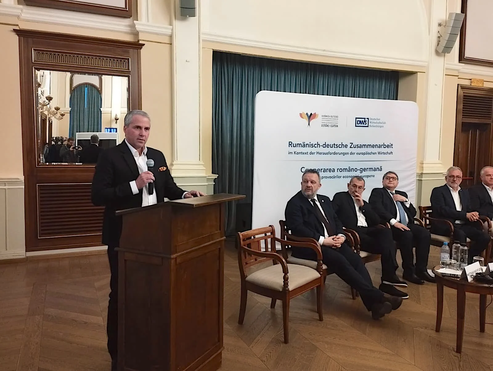 Directorii celor mai mari companii germane din Transilvania, Aumovio (fosta Continental) și Bosch, au criticat miercuri seara, în cadrul unui eveniment desfășurat la Sibiu, instabilitatea economică, politicile europene și birocrația excesivă care îngreunează transporturile