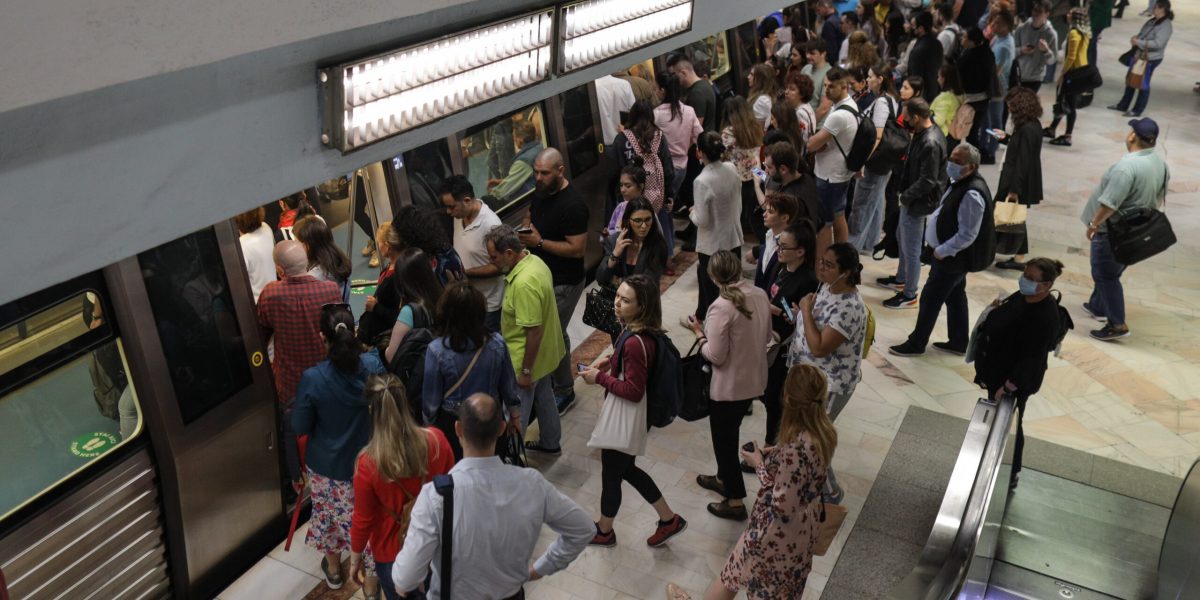 Bucureșteni furioși: Peste 11.000 au semnat petiția anti-scumpire la metrou