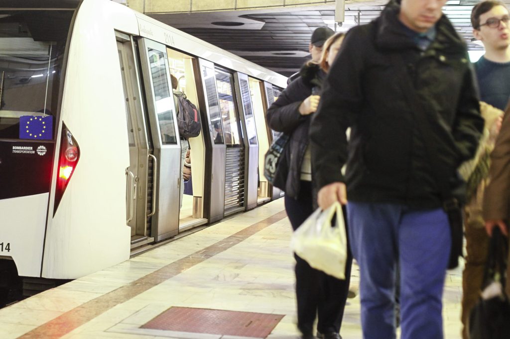 Fum dens pe Magistrala 2 din București: Ce s-a întâmplat cu metroul?