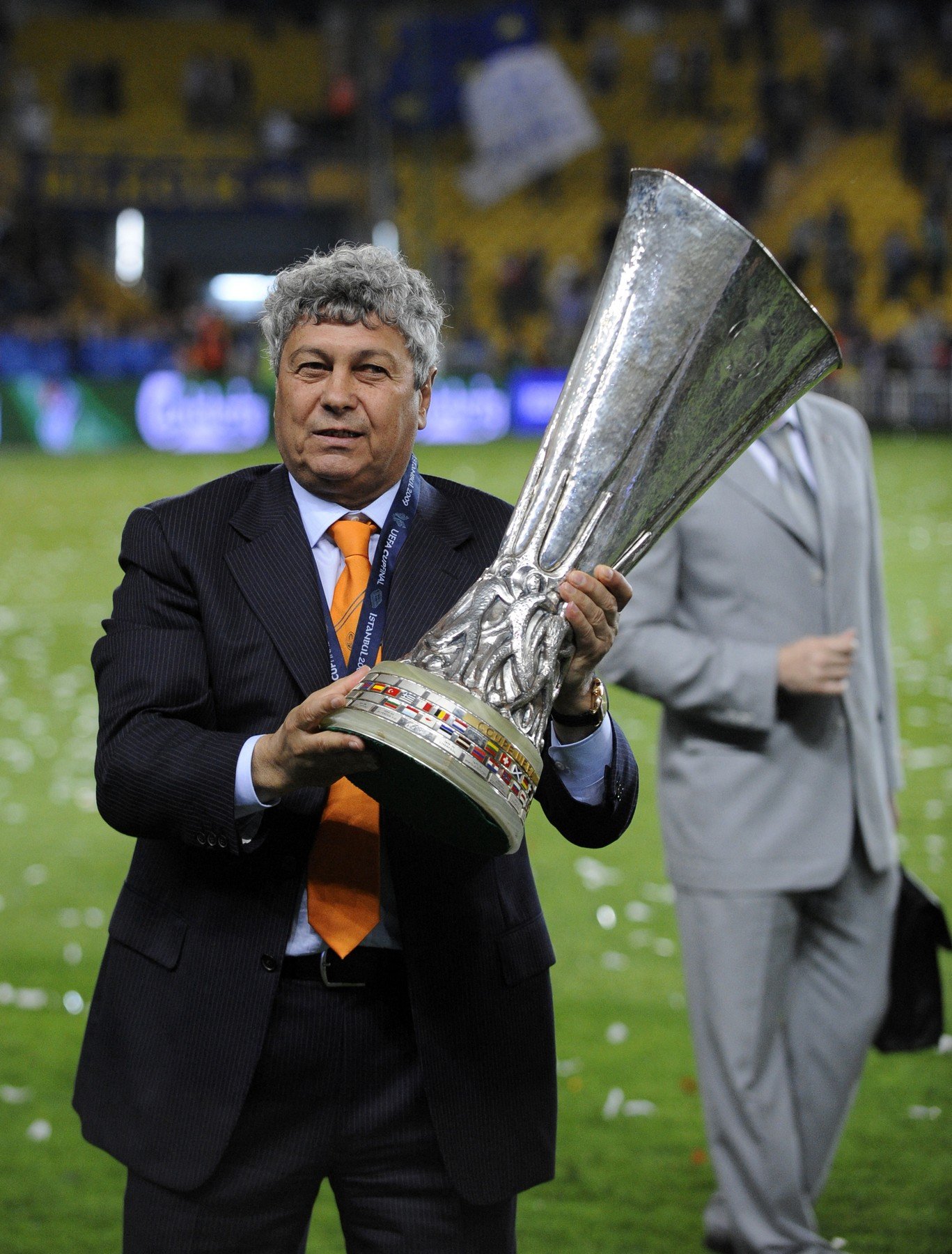 Lumea fotbalului este în doliu: Celebrul antrenor Mircea Lucescu a murit Lumea fotbalului este în doliu marți seară, după ce a fost anunțată moartea legendarului antrenor Mircea Lucescu