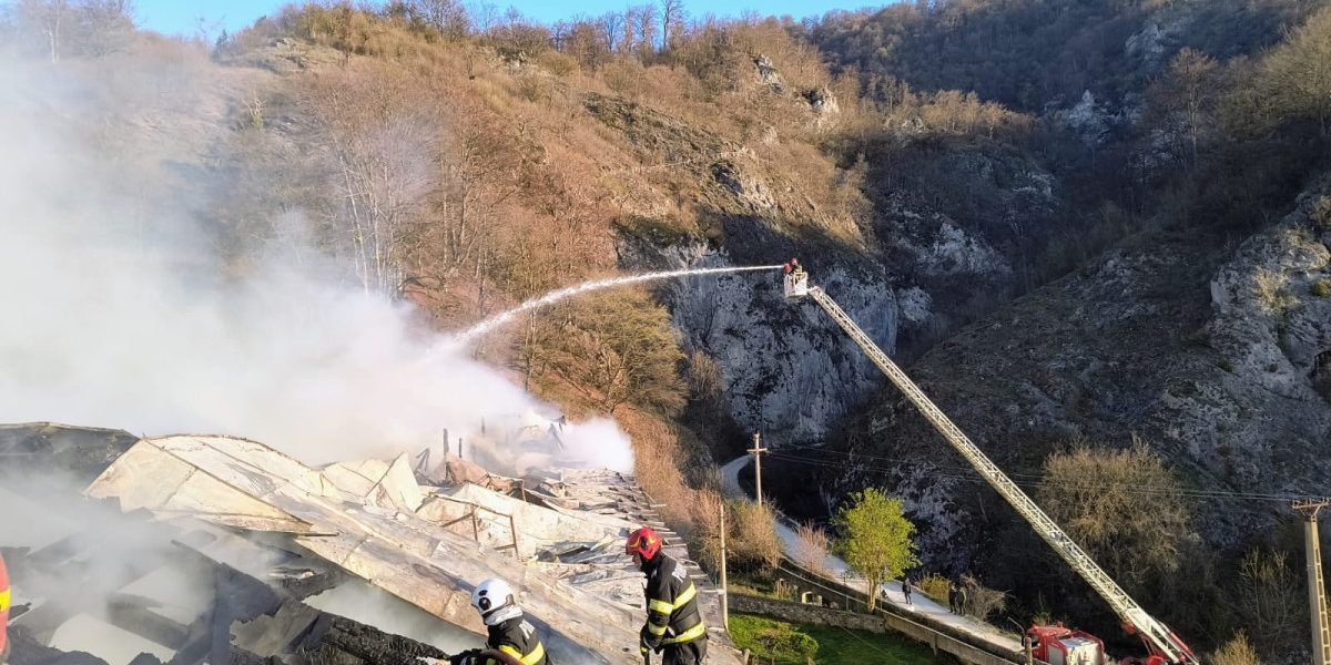 Incendiu devastator la mănăstirea din Vâlcea: O femeie, carbonizată, găsită de pompieri