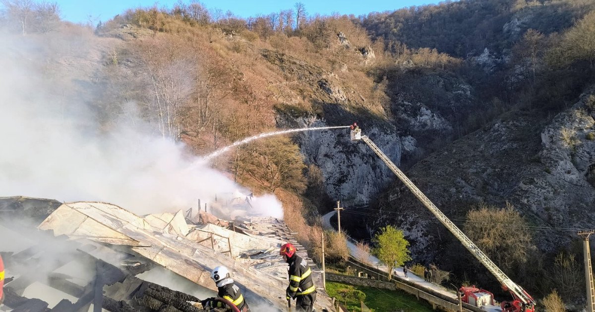 Incendiu devastator la mănăstirea din Vâlcea: O femeie, carbonizată, găsită de pompieri