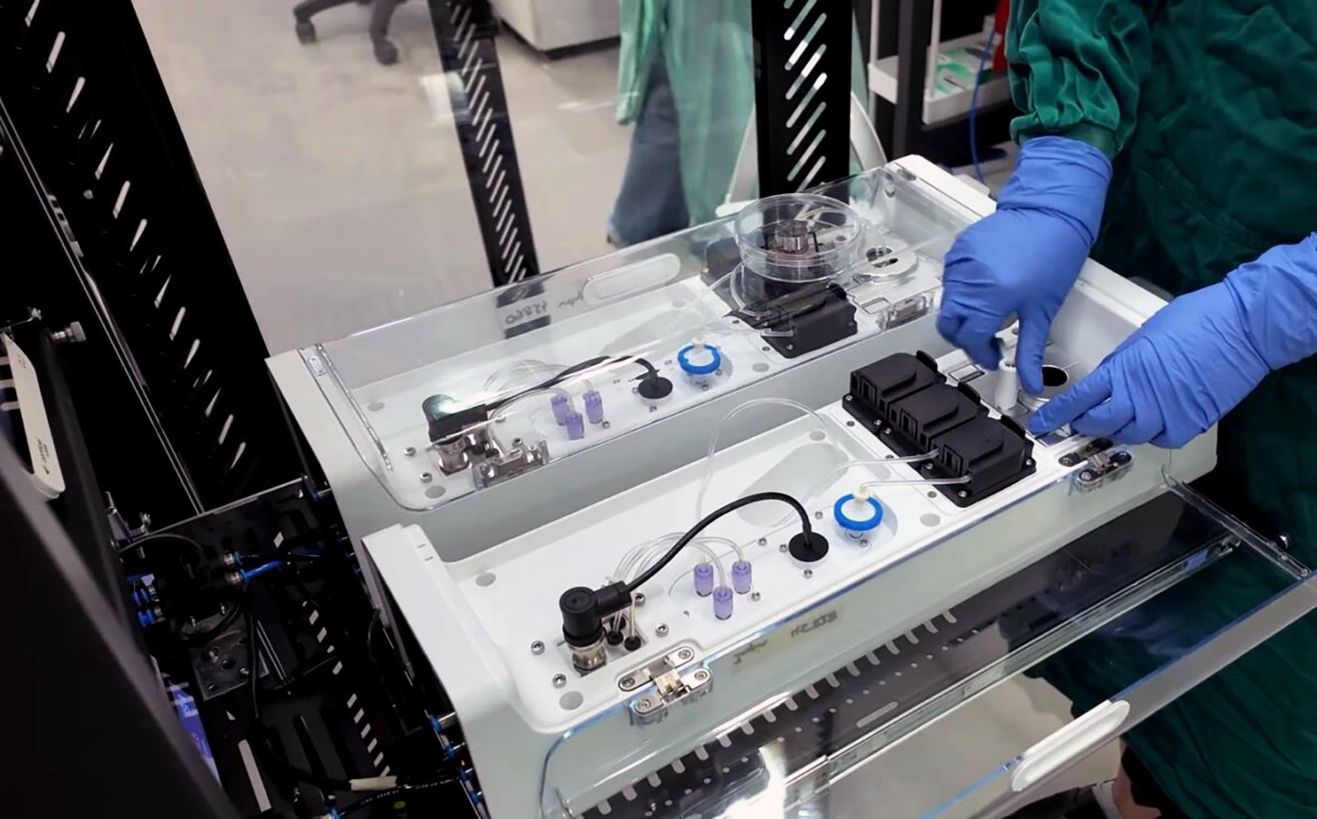 Un nou proiect dezvăluit recent de Cortical Labs propune o abordare diferită în domeniul tehnologiei computaționale, combinând neuroni obținuți din celule stem cu cipuri de siliciu echipate cu microelectrozi