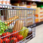 Metoda tot mai folosită de români pentru a economisi zeci de lei la supermarketuri prin reduceri activate de pe telefon