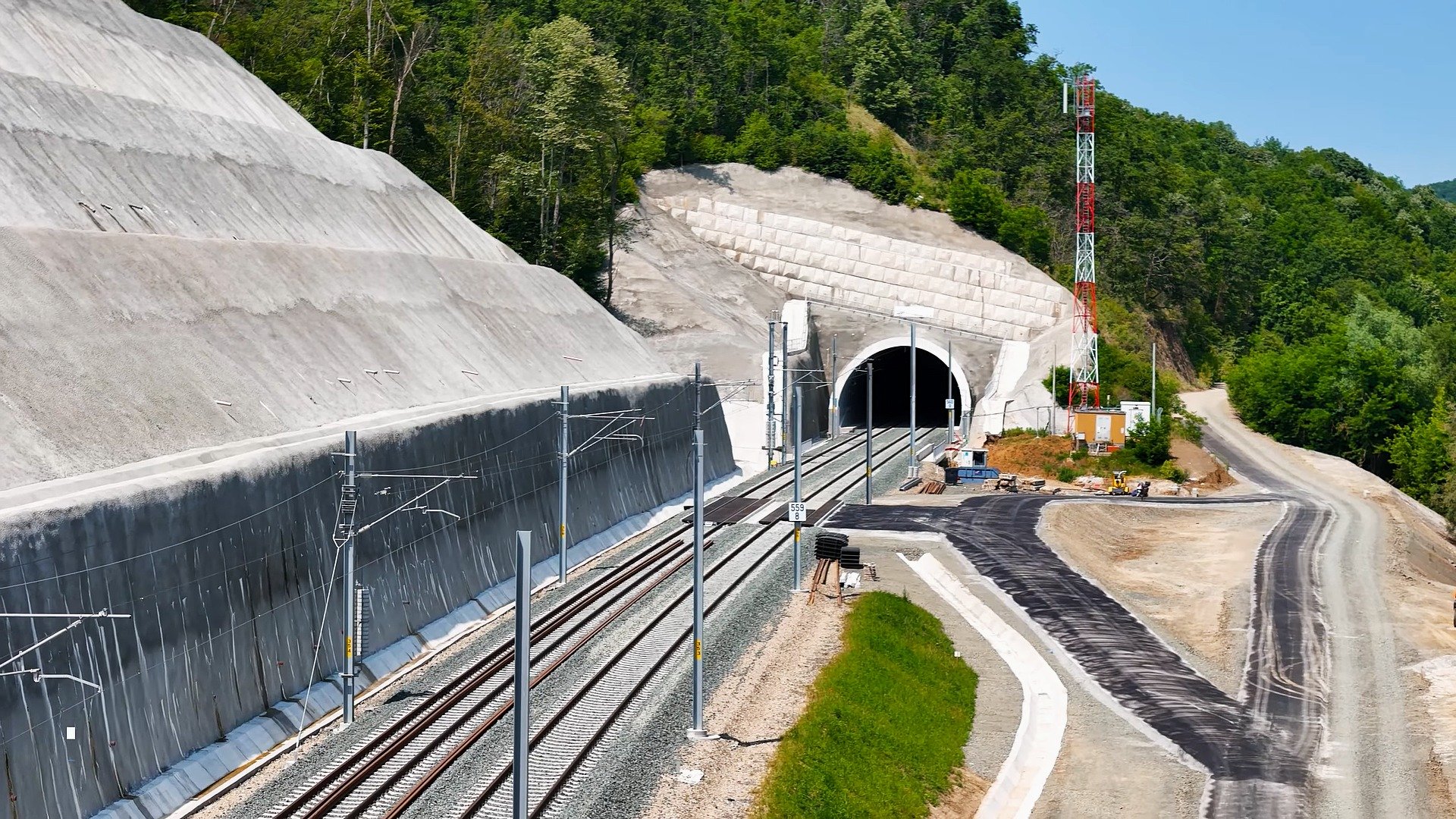 Un tunel feroviar de 10 kilometri propus pentru zona Predeal ar putea revoluționa transportul feroviar din România, conform declarațiilor Asociației Pro Infrastructură