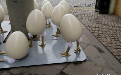 Virgil Cripcariu cere primăriei să înlăture decorațiunile de Paște cu ouă cu picioare de lângă sculptura emblematică din Timișoara