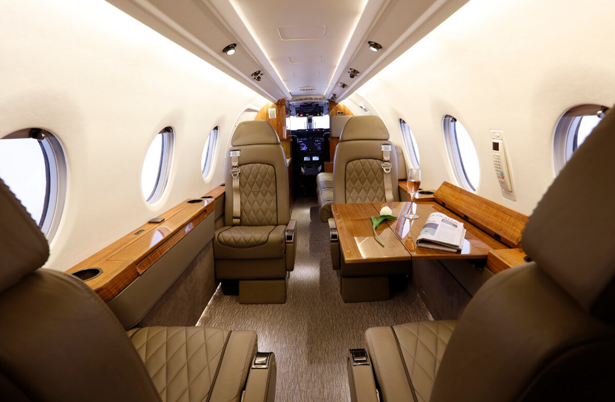 Lumina Sfântă, adusă în România cu un avion privat de lux
