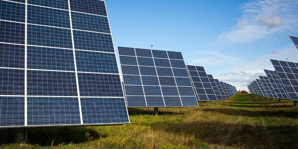 Bolojan: 90% din avizele pentru energie, date la speculanți