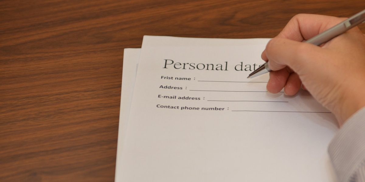 Ce înseamnă „First Name” și „Last Name”? Eroarea fatală a românilor pe formulare