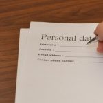 Ce înseamnă „First Name” și „Last Name”? Eroarea fatală a românilor pe formulare