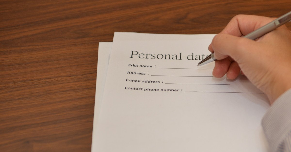 Ce înseamnă „First Name” și „Last Name”? Eroarea fatală a românilor pe formulare