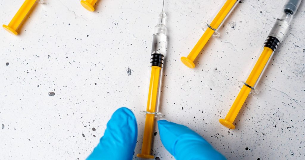 Ministrul polonez al Sănătății a anunțat că aproximativ 64 de milioane de doze de vaccin împotriva COVID-19 vor trebui distruse, după ce o hotărâre a unei instanțe belgiene impune Varșoviei să accepte și să plătească peste 1,3 miliarde de euro pentru vaccinurile nepreluate