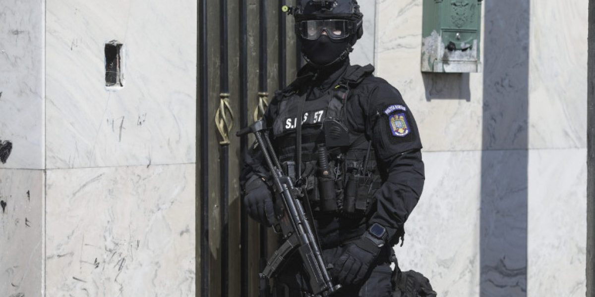 Perchezitii în București și Ilfov: Mafia auto de lux, prinsă cu acte false! 15 mașini vizate