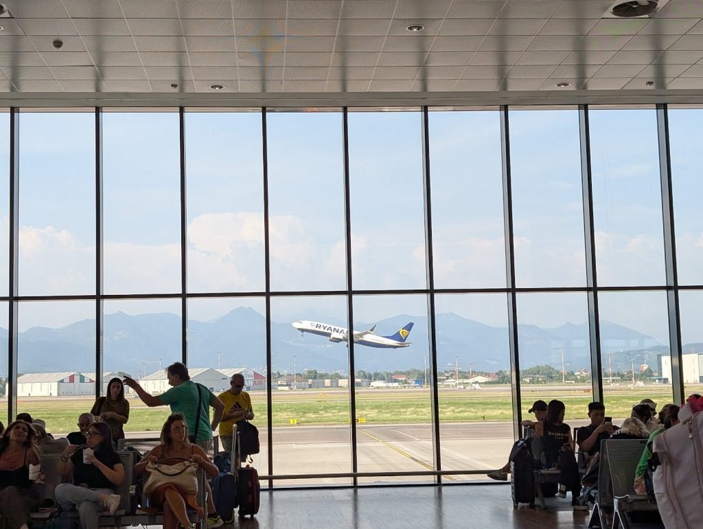 Patru aeroporturi din nordul Italiei – Milano Linate, Veneția Marco Polo, Bologna și Treviso – vor impune restricții privind aprovizionarea cu combustibil pentru zborurile comerciale până pe 9 aprilie, din cauza „disponibilității limitate” de combustibil de la operatorul Air BP Italia