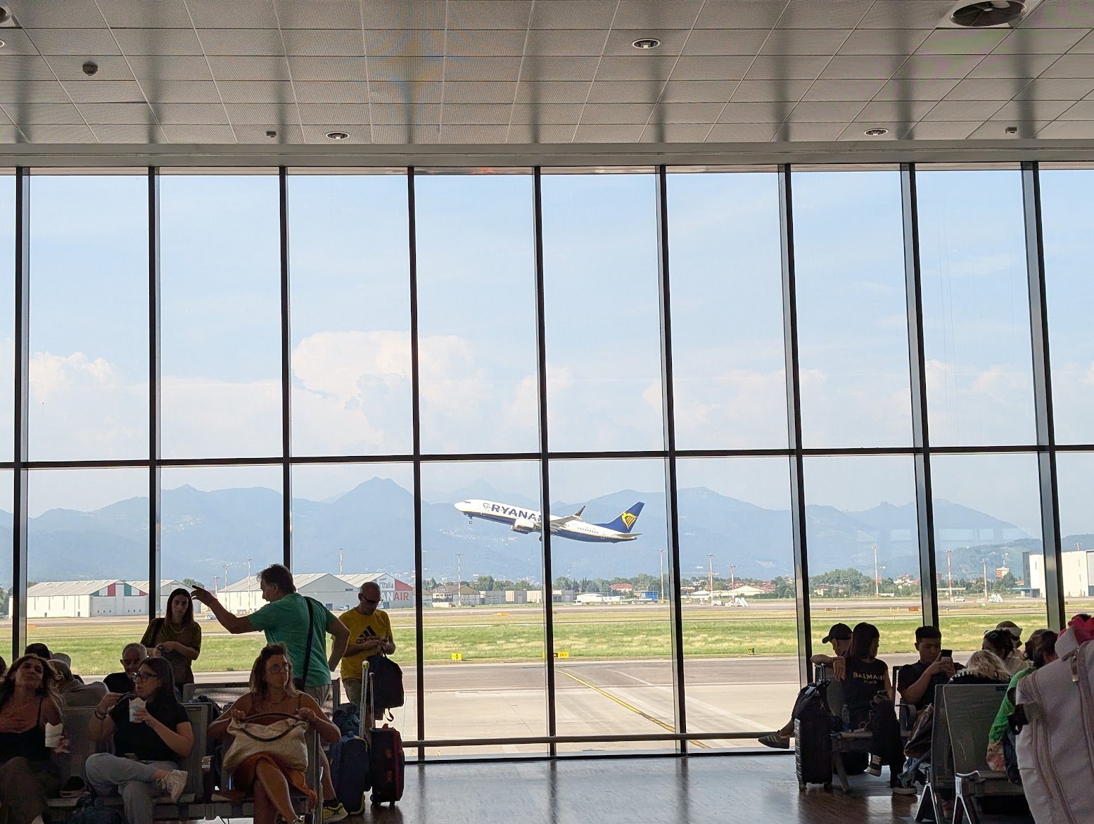 Patru aeroporturi din nordul Italiei – Milano Linate, Veneția Marco Polo, Bologna și Treviso – vor impune restricții privind aprovizionarea cu combustibil pentru zborurile comerciale până pe 9 aprilie, din cauza „disponibilității limitate” de combustibil de la operatorul Air BP Italia