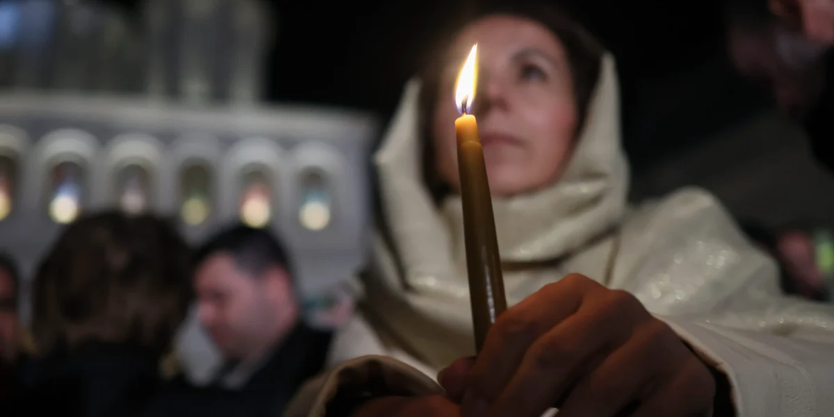 Credincioșii, ghidați de datini: Ce NU trebuie să rateze în Noaptea de Înviere și Paște