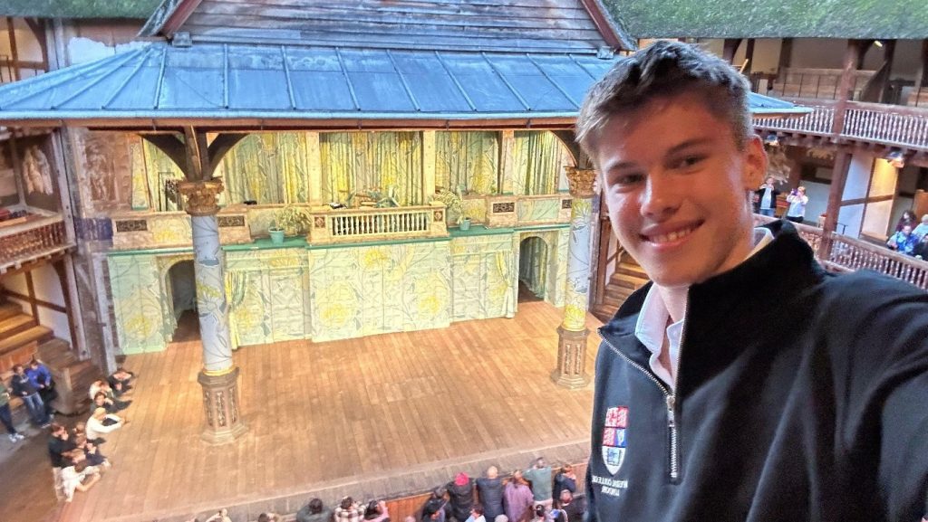Elevul Patric, din Iași, cucerește Londra: AUR la teatru, la 15 ani