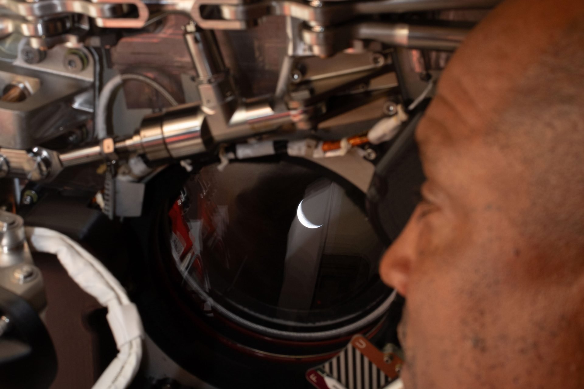 Cei patru astronauți ai misiunii Artemis au finalizat de curând un zbor remarcabil deasupra Lunii, marcând o serie de premiere și descoperiri care vor avea impact asupra programelor spațiale viitoare