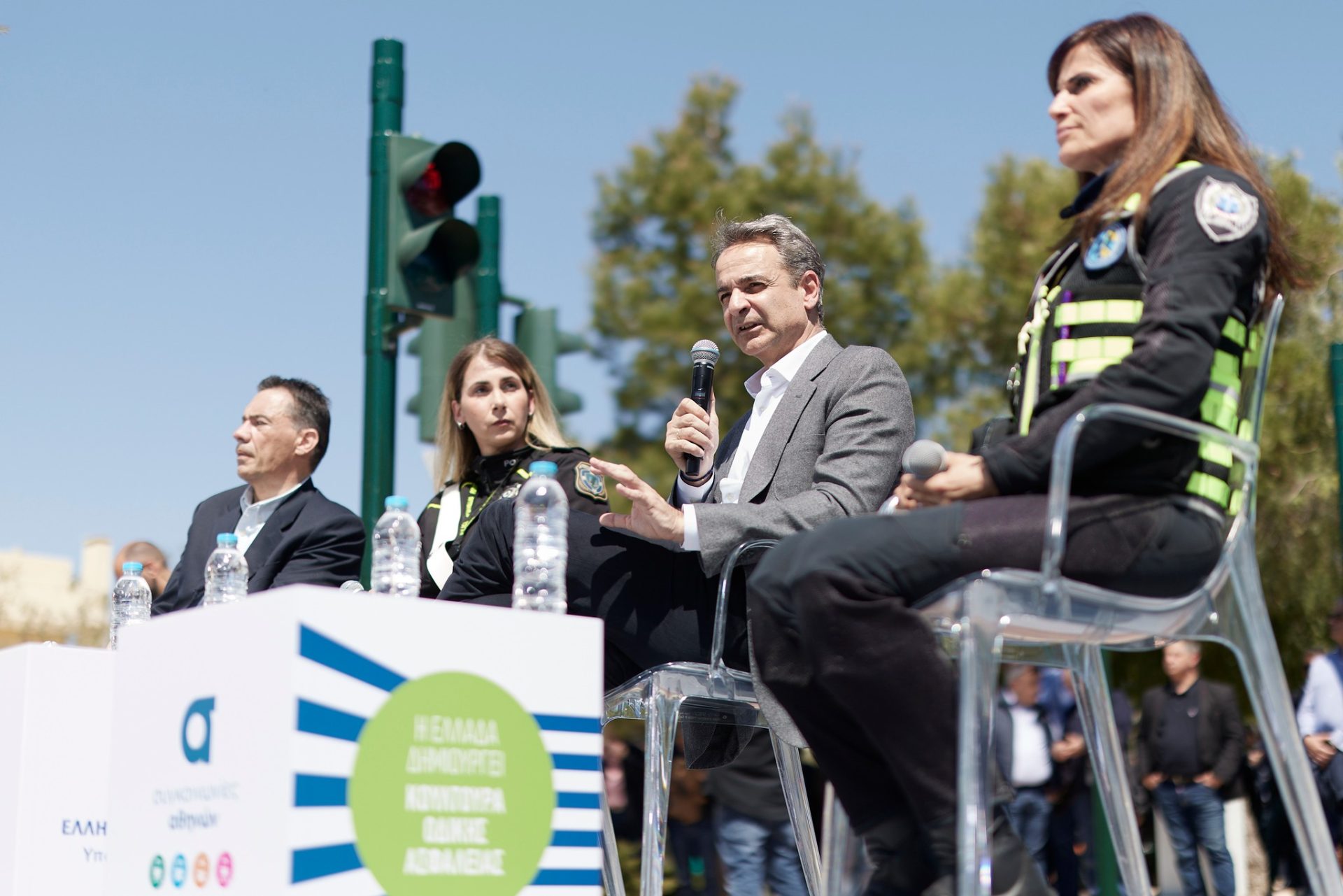 Premierul Greciei anunță introducerea camerelor de supraveghere rutieră și aplicarea strictă a legislației Premierul Greciei, Kyriakos Mitsotakis, a declarat recent că în curând vor fi puse în funcțiune camere de supraveghere rutieră în mai multe zone ale țării