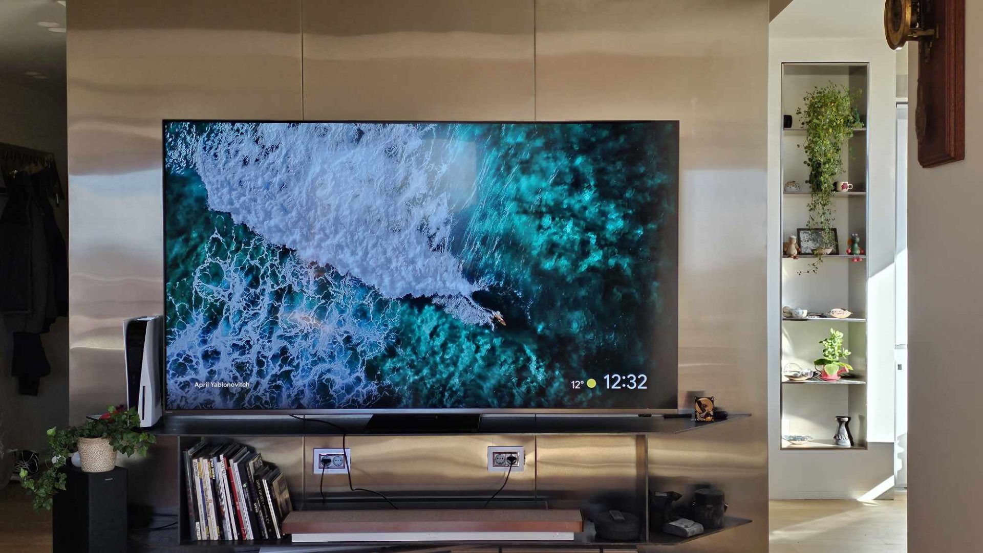 Deși mulți utilizatori preferă să lase aplicațiile instalate pe televizor, dezinstalarea celor nefolosite sau inutile reprezintă un pas simplu, dar eficient pentru îmbunătățirea performanței și menținerea unui meniu curat