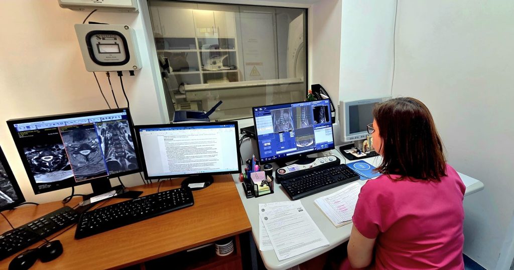Locuitorii Sectorului 1 din București pot beneficia de investigații RMN gratuite la Complexul Caraiman, dacă au venituri lunare de până la 4.000 de lei pe membru de familie, beneficiari fiind și pensionarii, persoanele cu dizabilități, elevii, studenții sau beneficiarii legilor speciale
