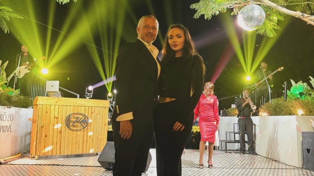 Laurențiu Reghecampf a venit în România. A fost surprins împreună cu familia și angajata din Filipine