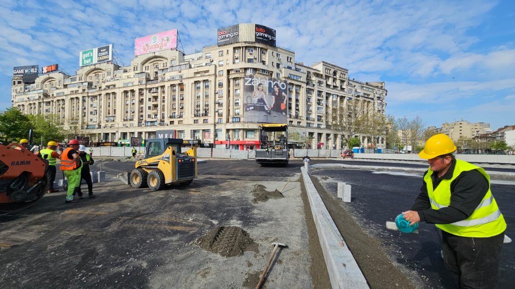 Unirii, scoasă de sub restricții: Muncitorii refac zona Hanului lui Manuc