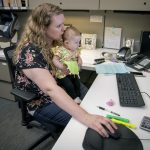 Revenire-la-locul-de-munca-din-concediu-de-maternitate-reguli-documente.jpg - ReactiveNews