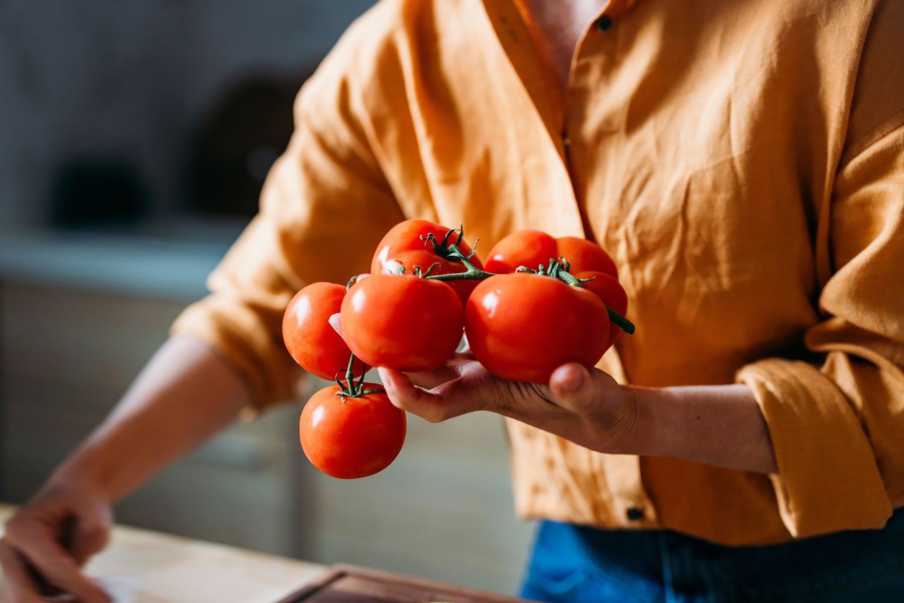 Primele roșii românești din acest sezon au ajuns deja pe piețe, însă prețurile de vachet se mențin ridicate, fiind un indicator clar al dificultăților cu care se confruntă legumicultorii în această perioadă